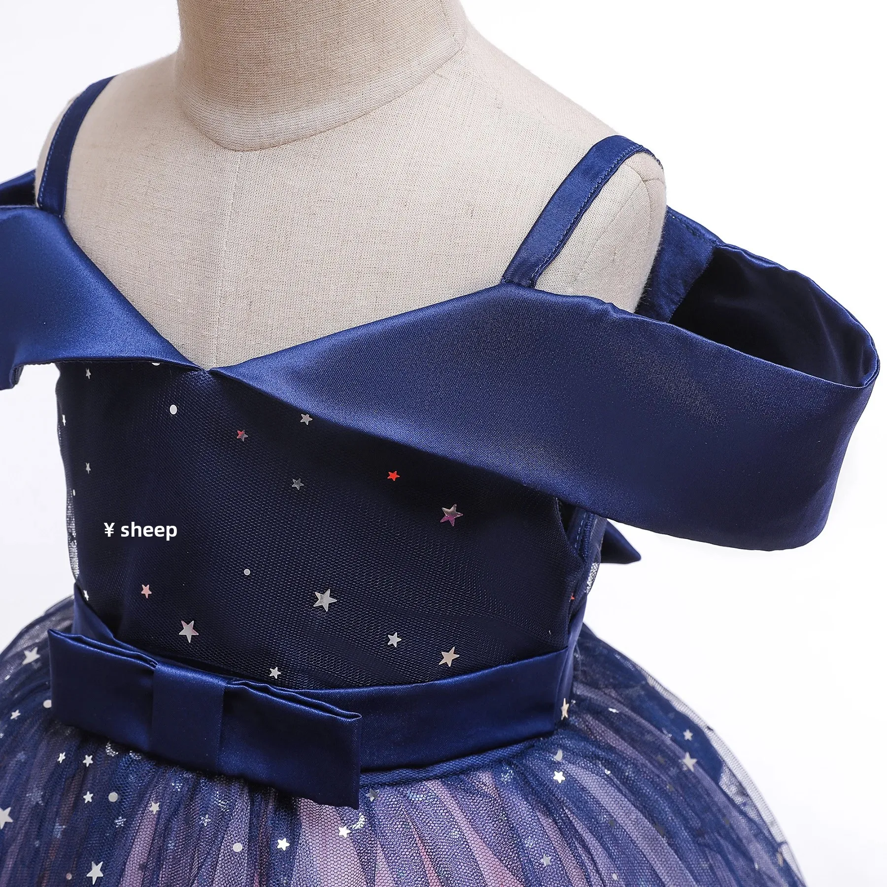 Detalle del corsé bordado en vestido infantil de fiesta