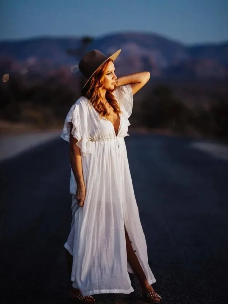Vestido bohemio de maternidad con botones decorativos y estilo maxi