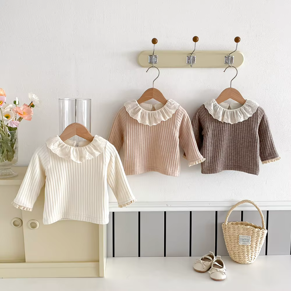 Blusa con volantes y forro polar para niña