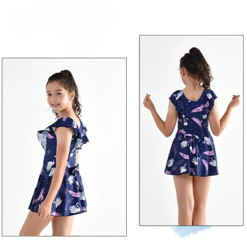 Bañador niña una pieza con falda estampado plumas de cisne princesa - imagen 4