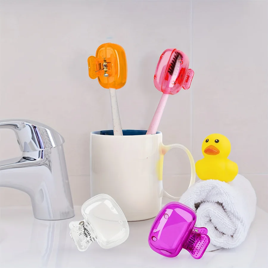 Funda protectora con cepillo de dientes insertado, vista lateral