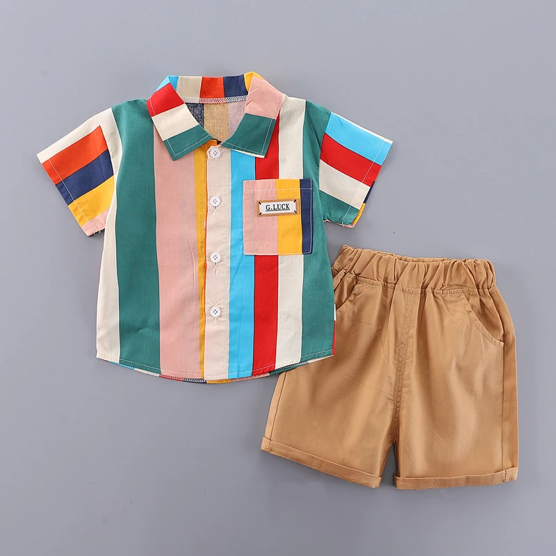 Conjunto infantil con camisa rayada y pantalón corto azul