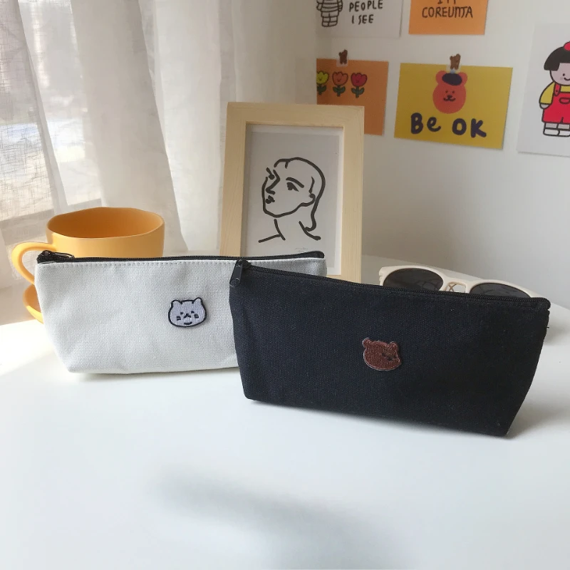 Uso versátil: estuche sobre una mesa con útiles de escritura y cosméticos