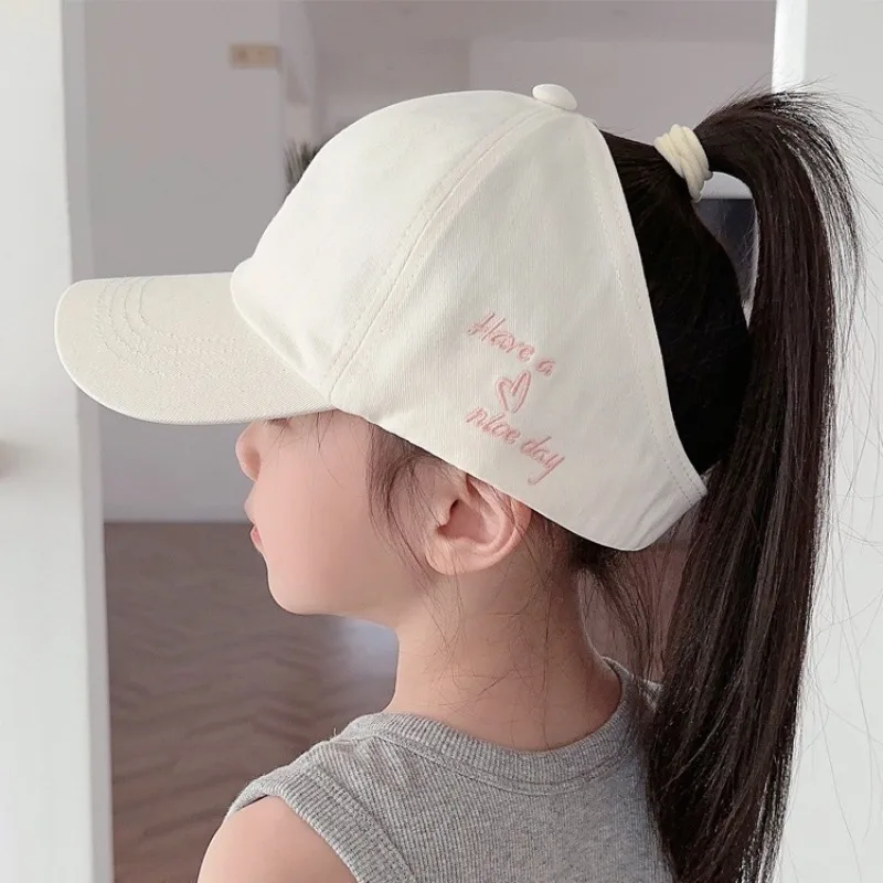 Gorra de béisbol para niñas con corazón y visera transpirable - imagen 5