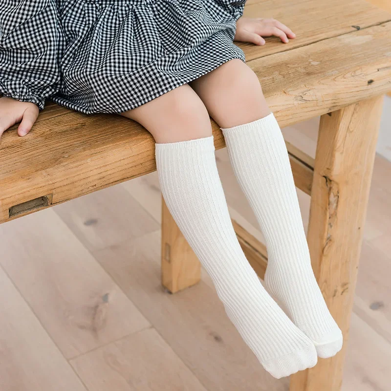 Calcetines escolares altos de algodón peinado para niños sin tacón