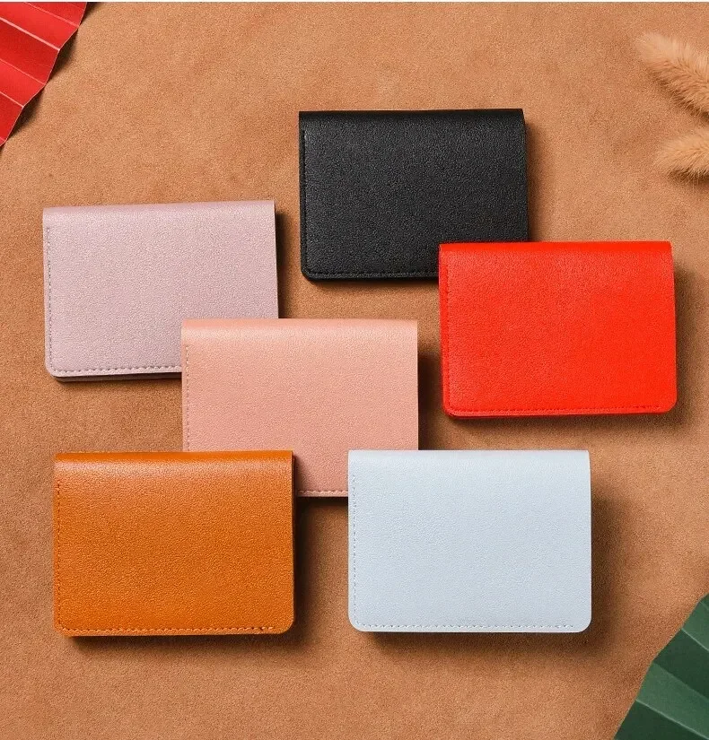 Interior de la cartera con ranuras para tarjetas