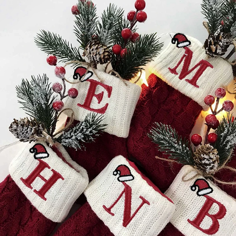 Medias navideñas con letras colgando del árbol