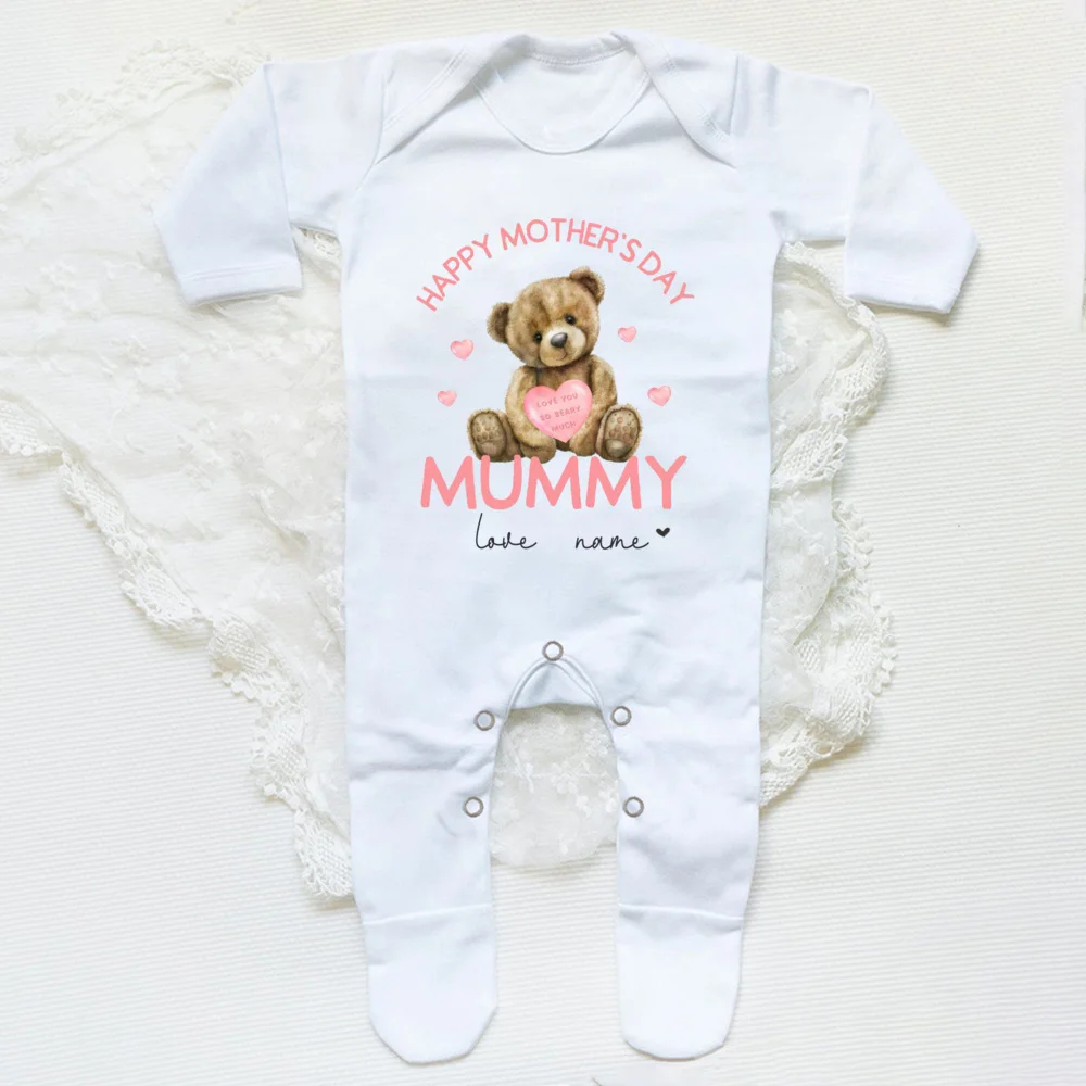 Mamá y bebé usando el traje de dormir en ambiente hogareño