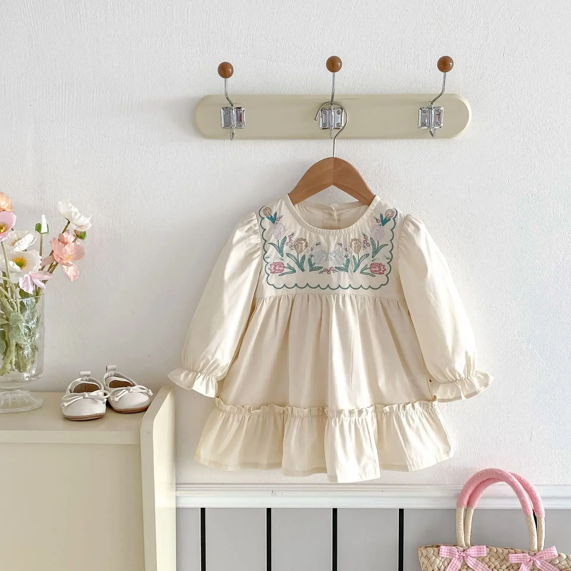 Vestido bordado con princesa y cuello redondo
