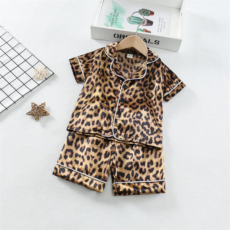 Detalle de la camisa infantil