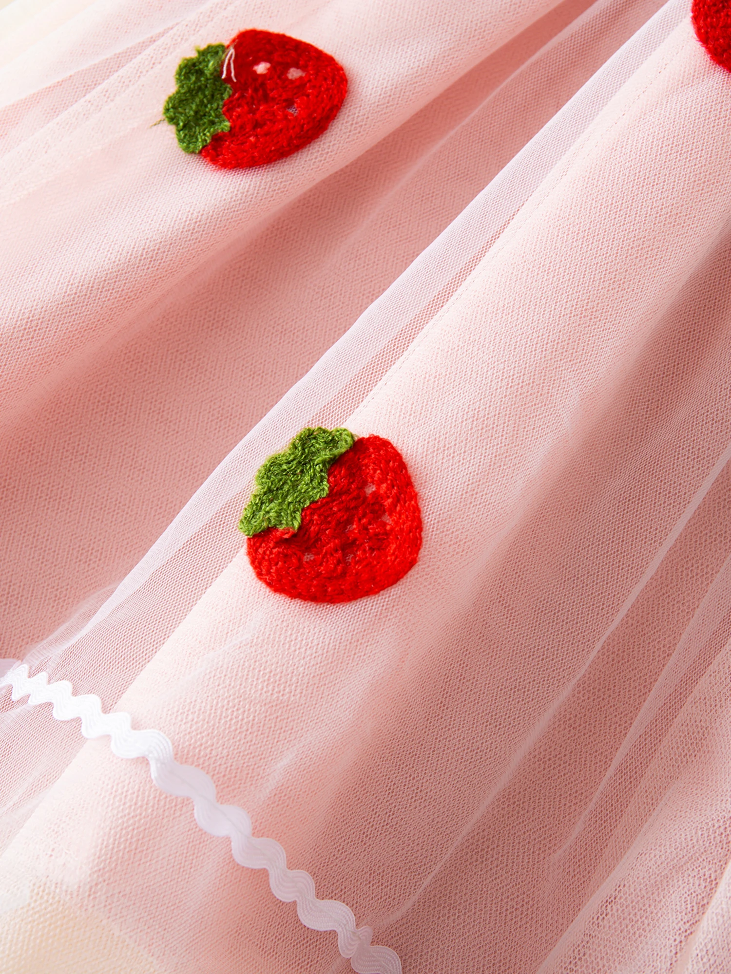Detalle del patrón de fresa en el vestido