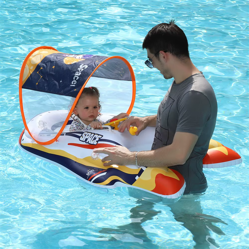 Bebé disfrutando del flotador de nave espacial Swimbobo en la piscina