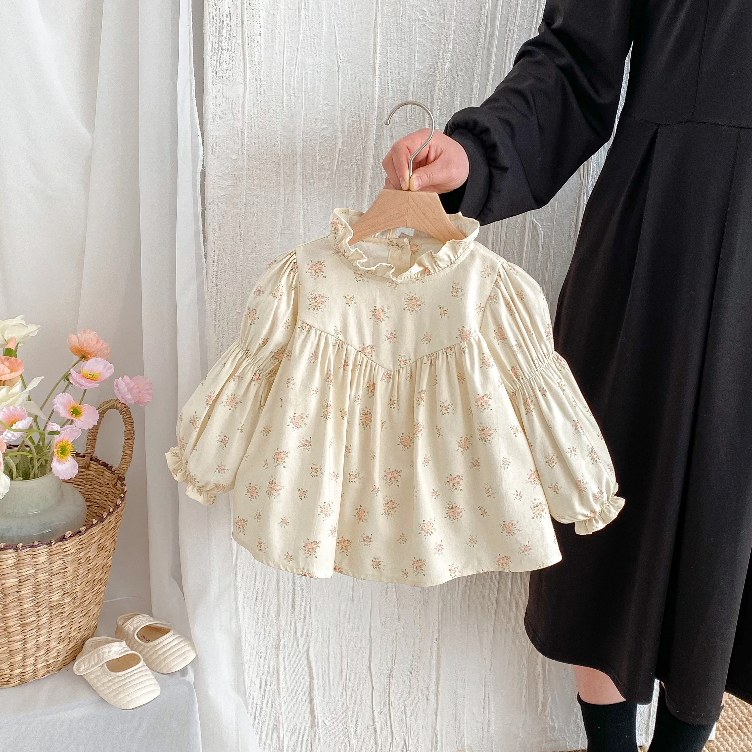 Camisa de niña con volantes y estampado floral - imagen 4