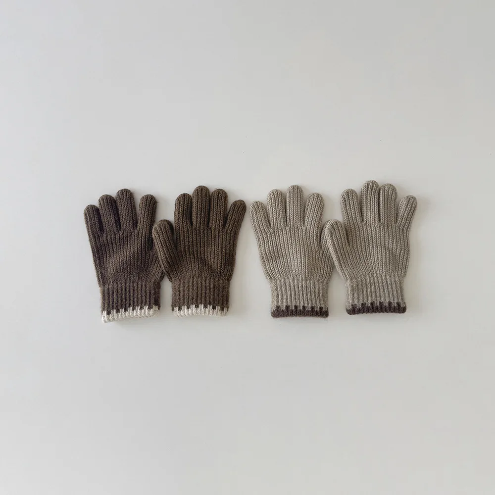 Niña usando guantes de punto en invierno