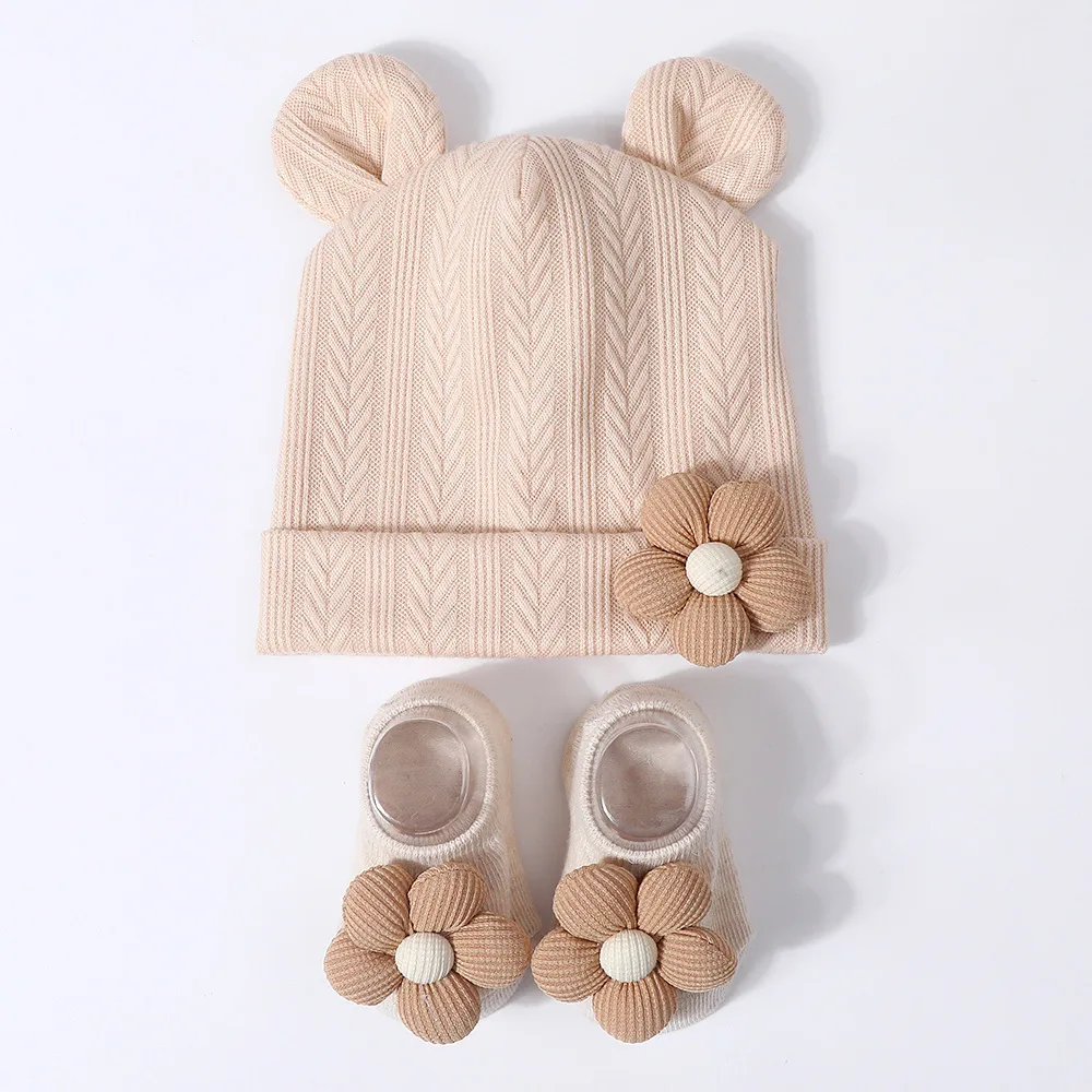 Conjunto recién nacido: gorro turbante y calcetines florales 3D - imagen 5