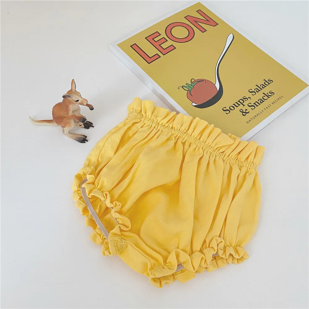 Bebé con bloomers combinados en diferentes estilos
