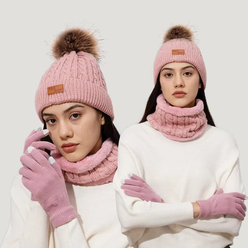 Gorro con pompon de piel sintética y bufanda enrollada