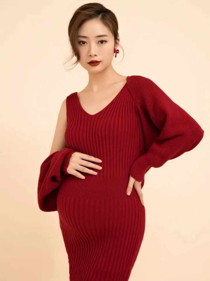 Vestido de maternidad de punto con cuello en V usado en una baby shower