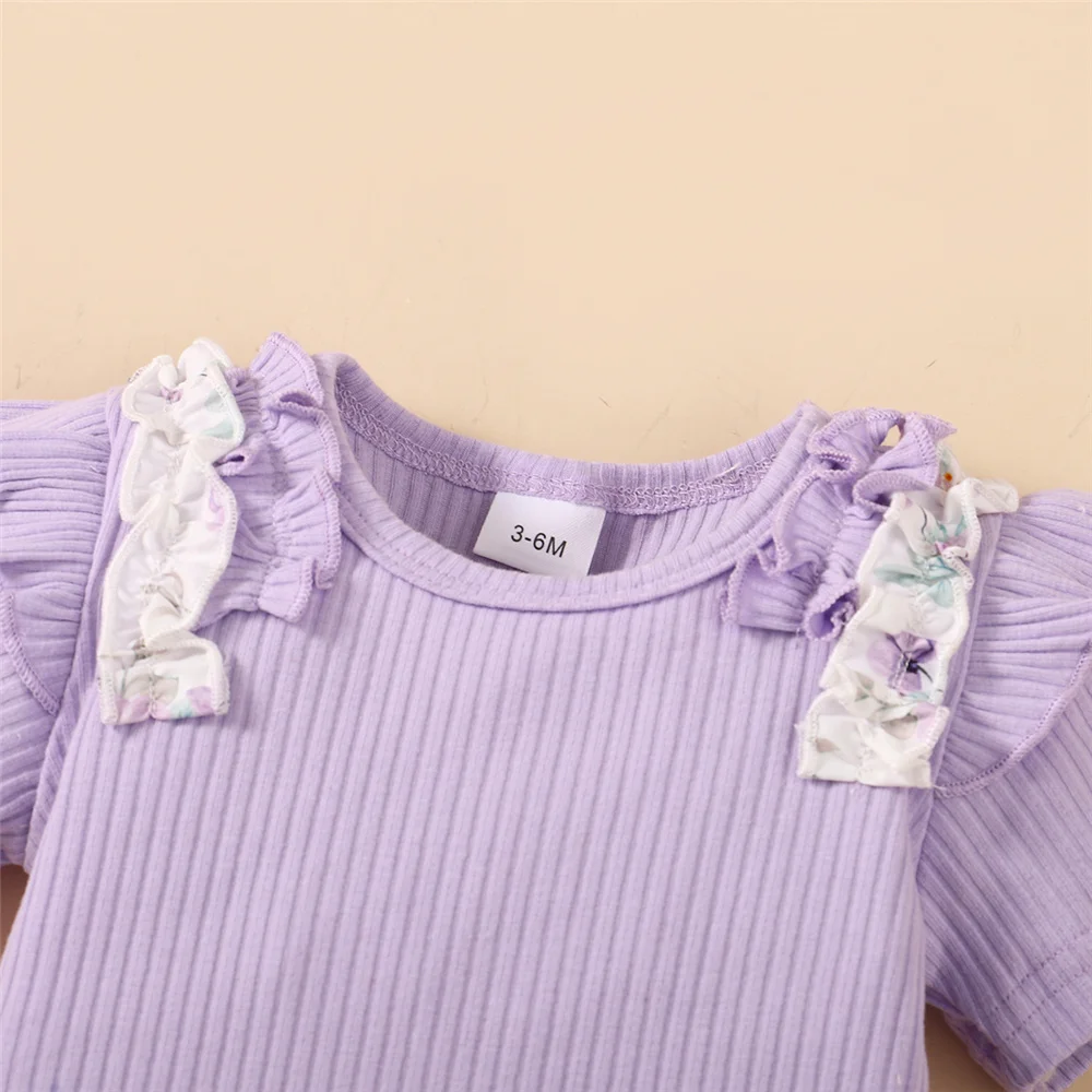Conjunto completo puesto sobre bebé sonriendo