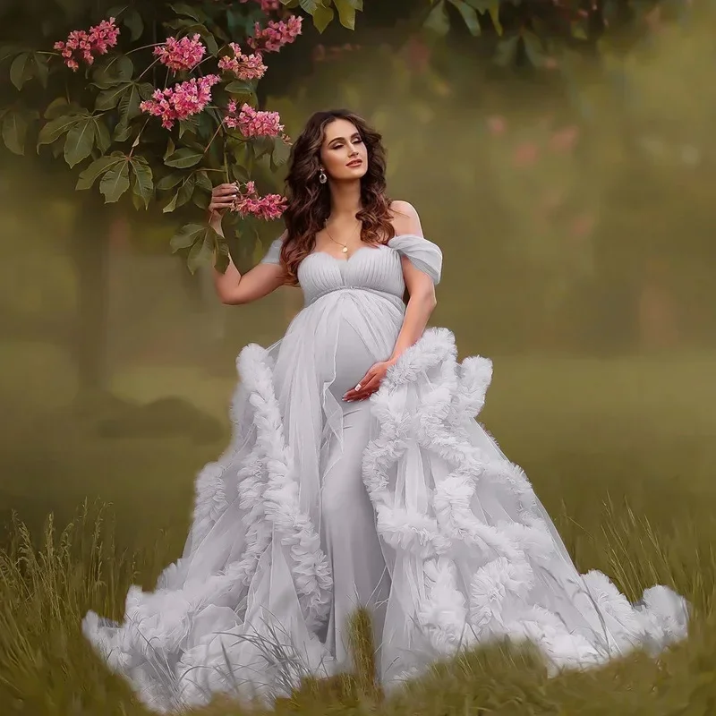 Bata maternidad tul blanco con hombros descubiertos y volantes - imagen 4