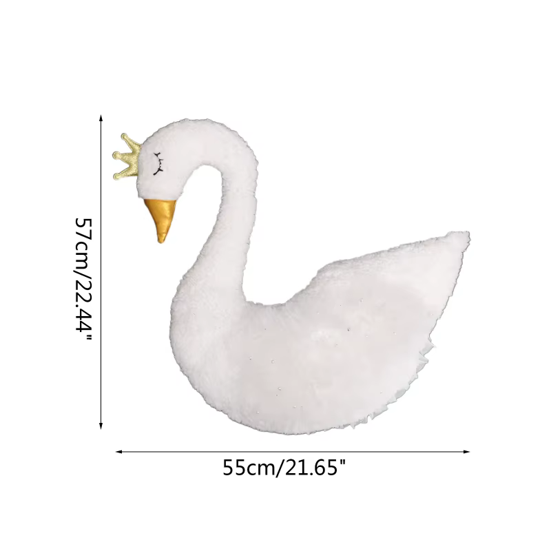 Bebé posicionado sobre cojín de cisne en sesión fotográfica profesional