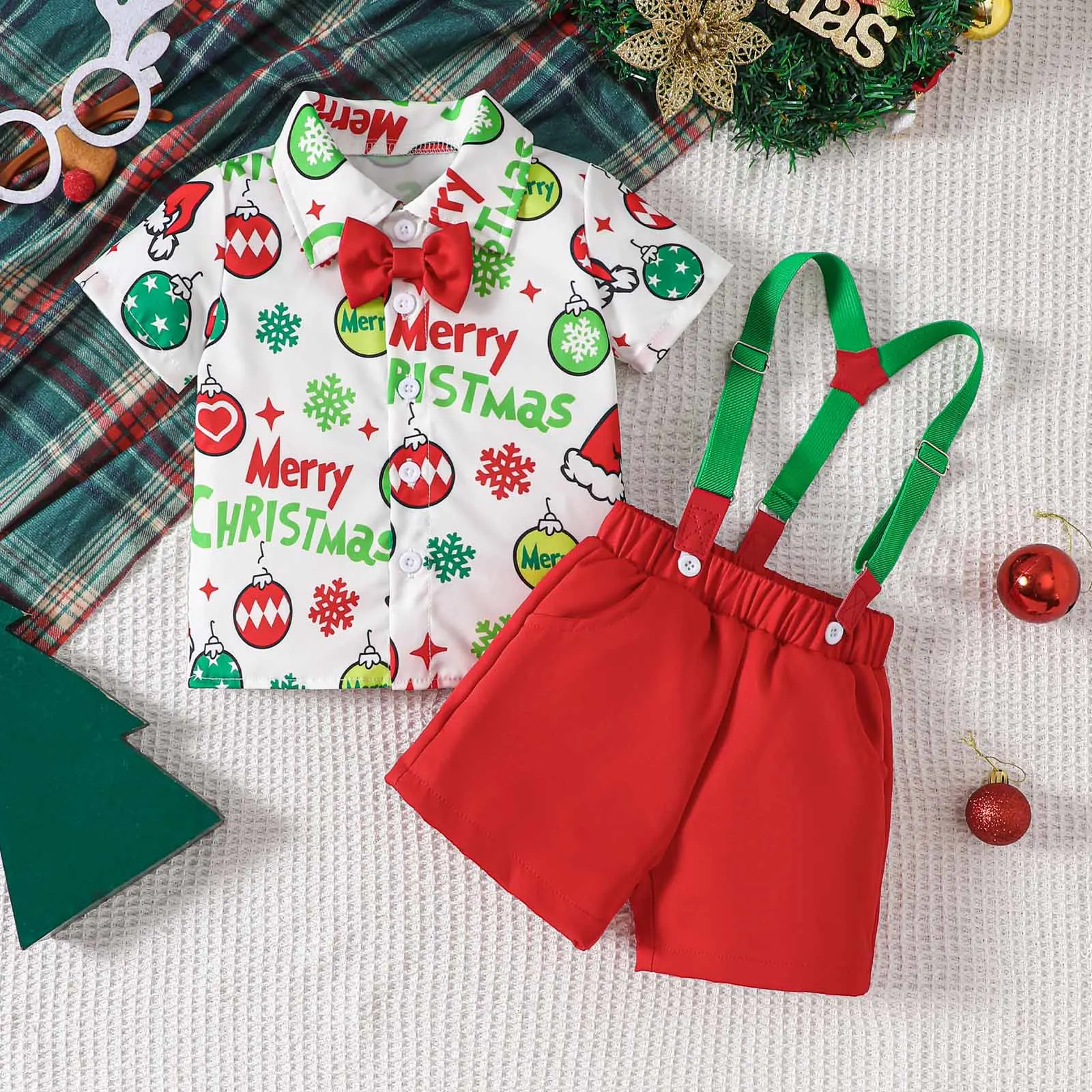 Detalle de la pajarita fija y el cuello camisero infantil