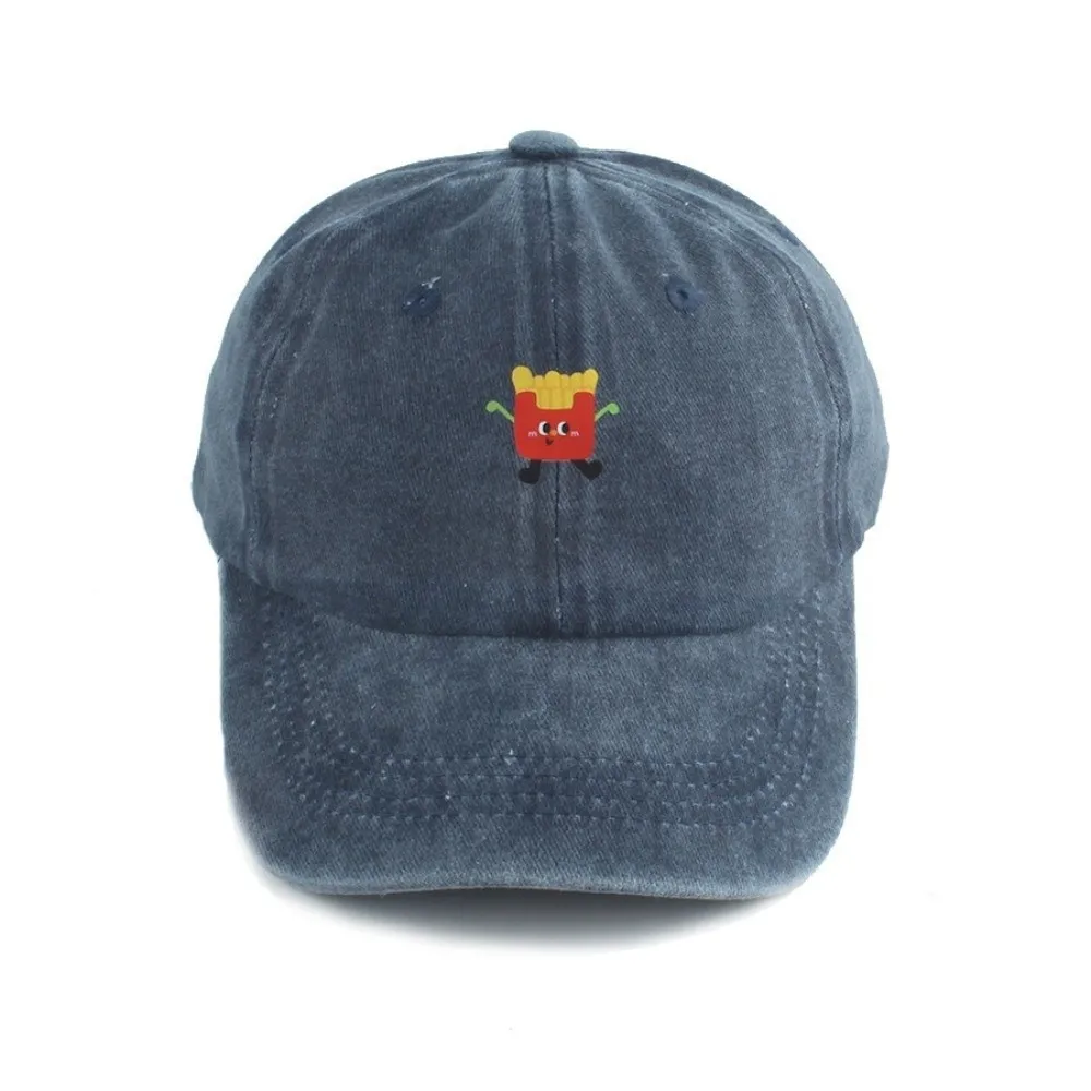 Detalle del ajuste snapback en gorra infantil