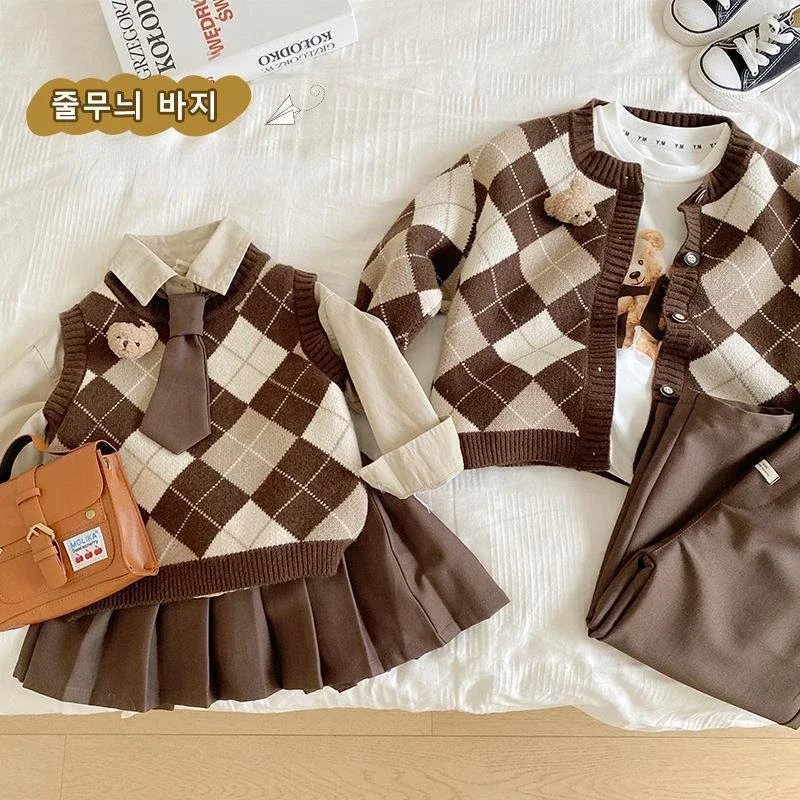 Conjunto de punto otoñal para bebé niña con cárdigan a cuadros