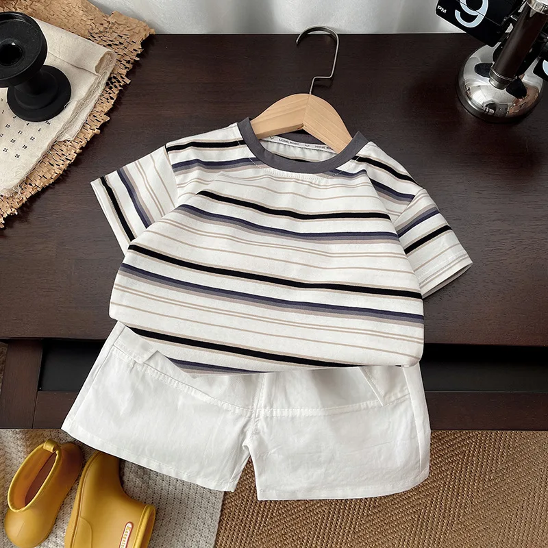 Conjunto de verano para niño: camiseta a rayas y pantalón corto blanco - imagen 3