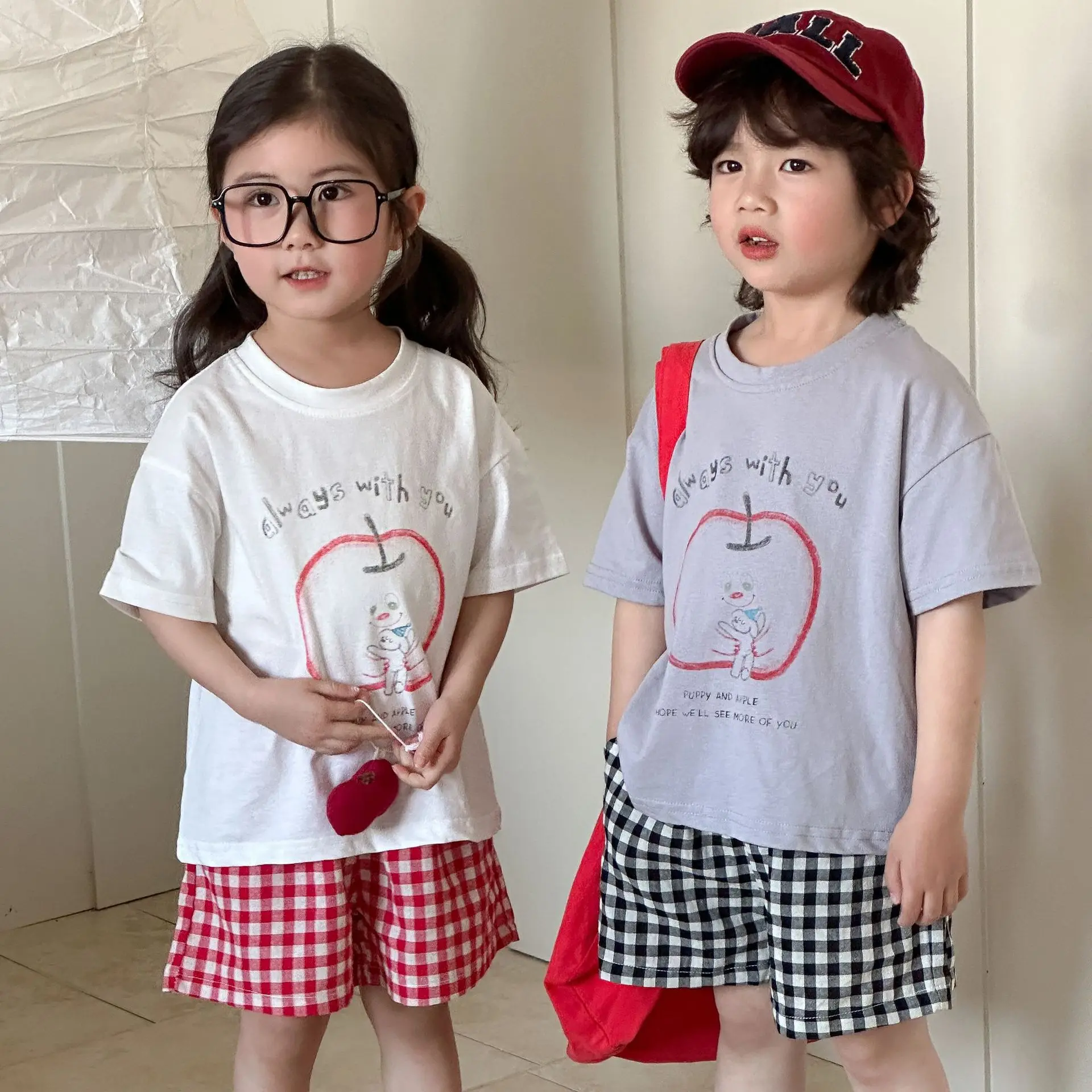 Conjuntos verano para niños: camiseta con manzana y shorts a cuadros - imagen 4