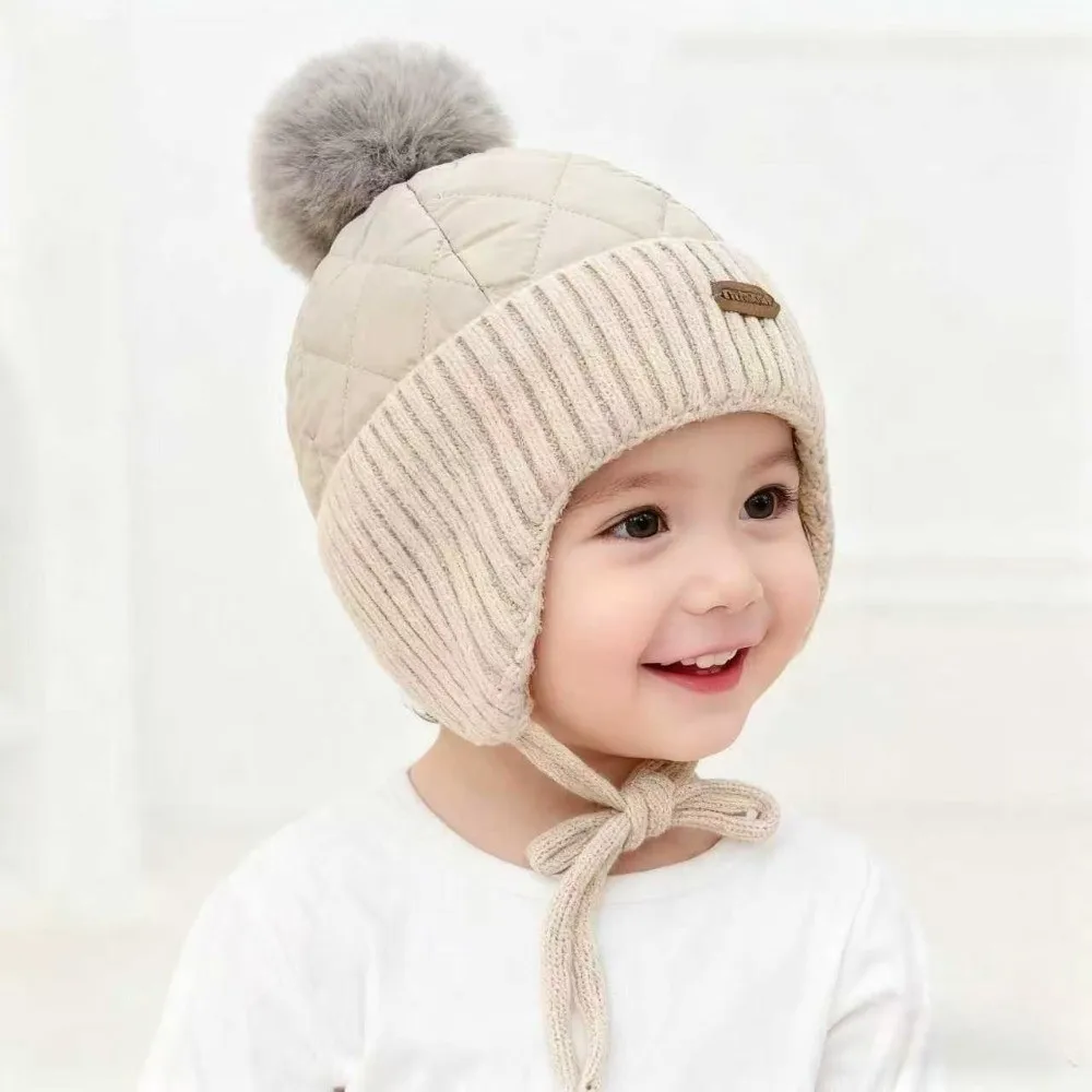 Gorro de invierno con pompón y orejeras tejidas, cortaviento - imagen 5