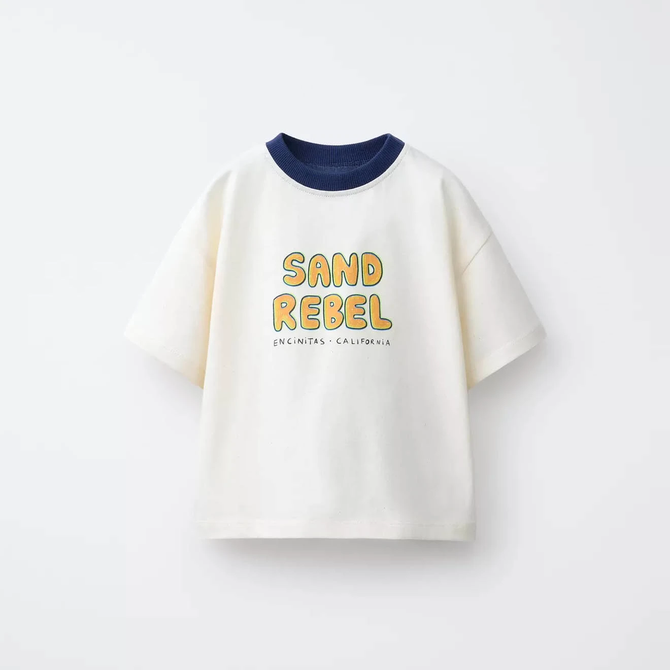 Camiseta infantil roja y blanca con estampado para verano