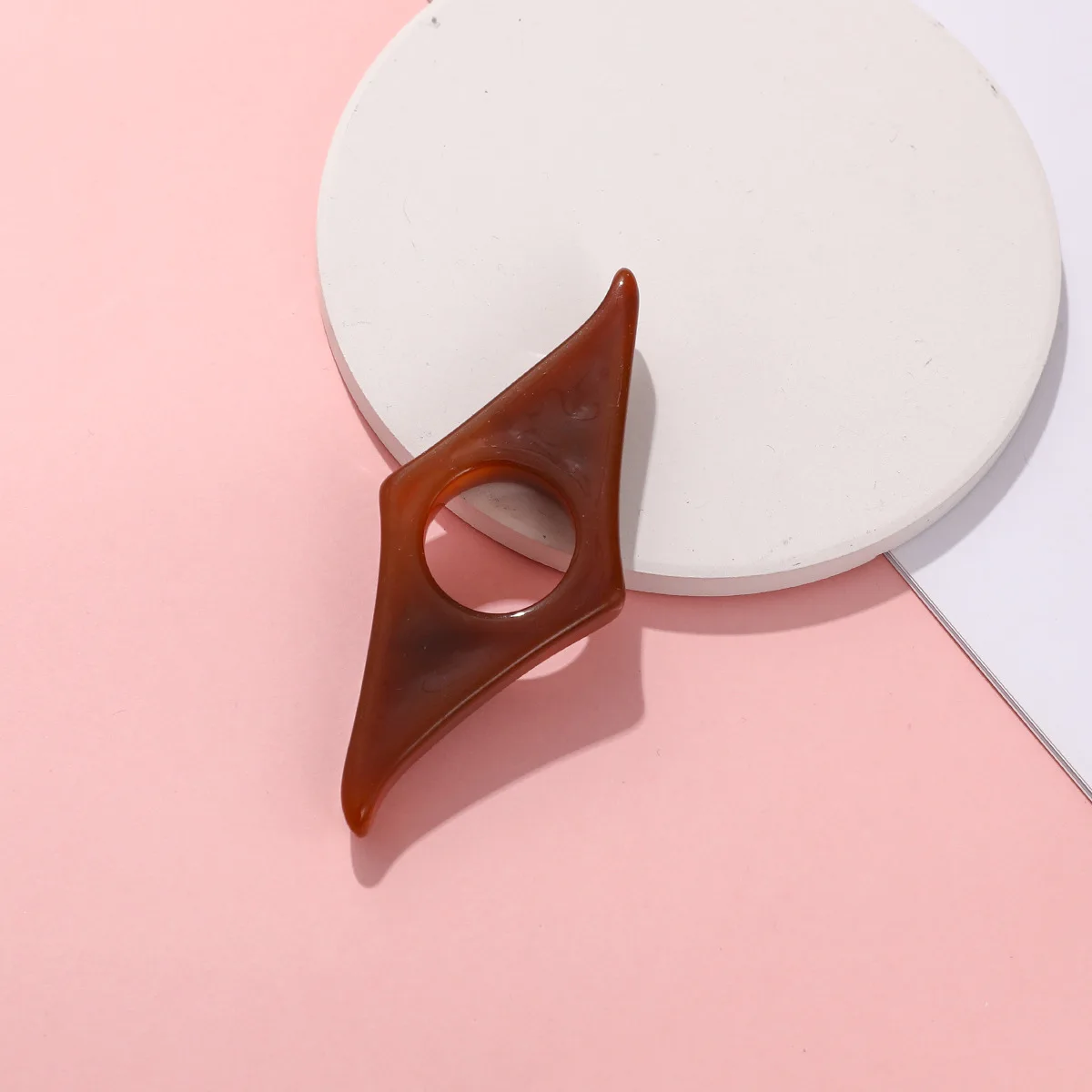 Soporte junto a material de papelería