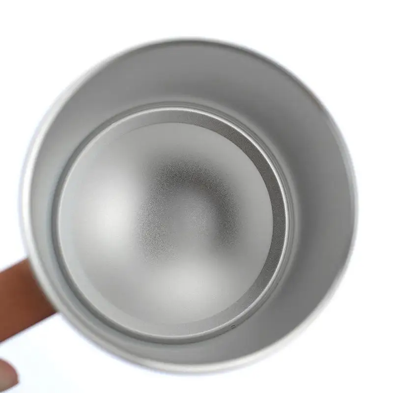 Taza de café metálica en portavasos de coche