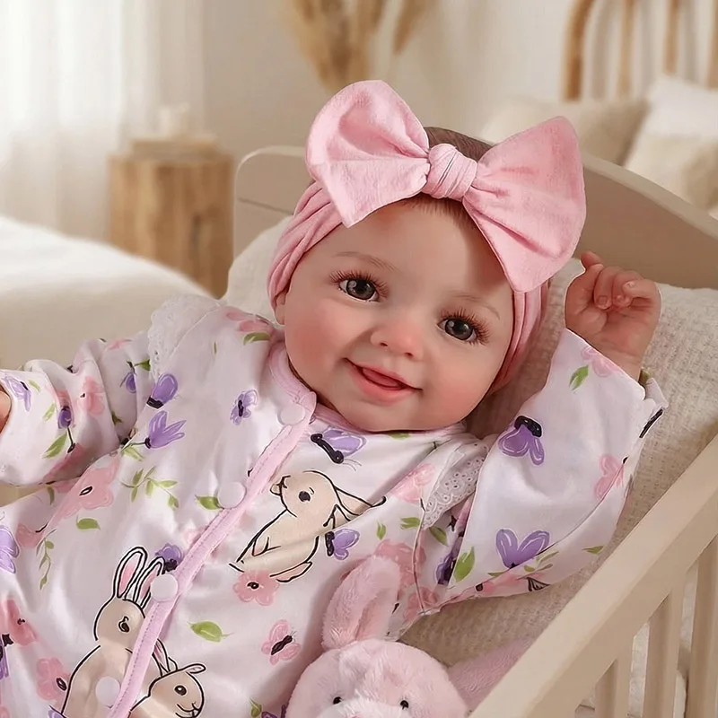 Muñeca reborn NPK con cara sonriente y cuerpo de tela suave - imagen 3