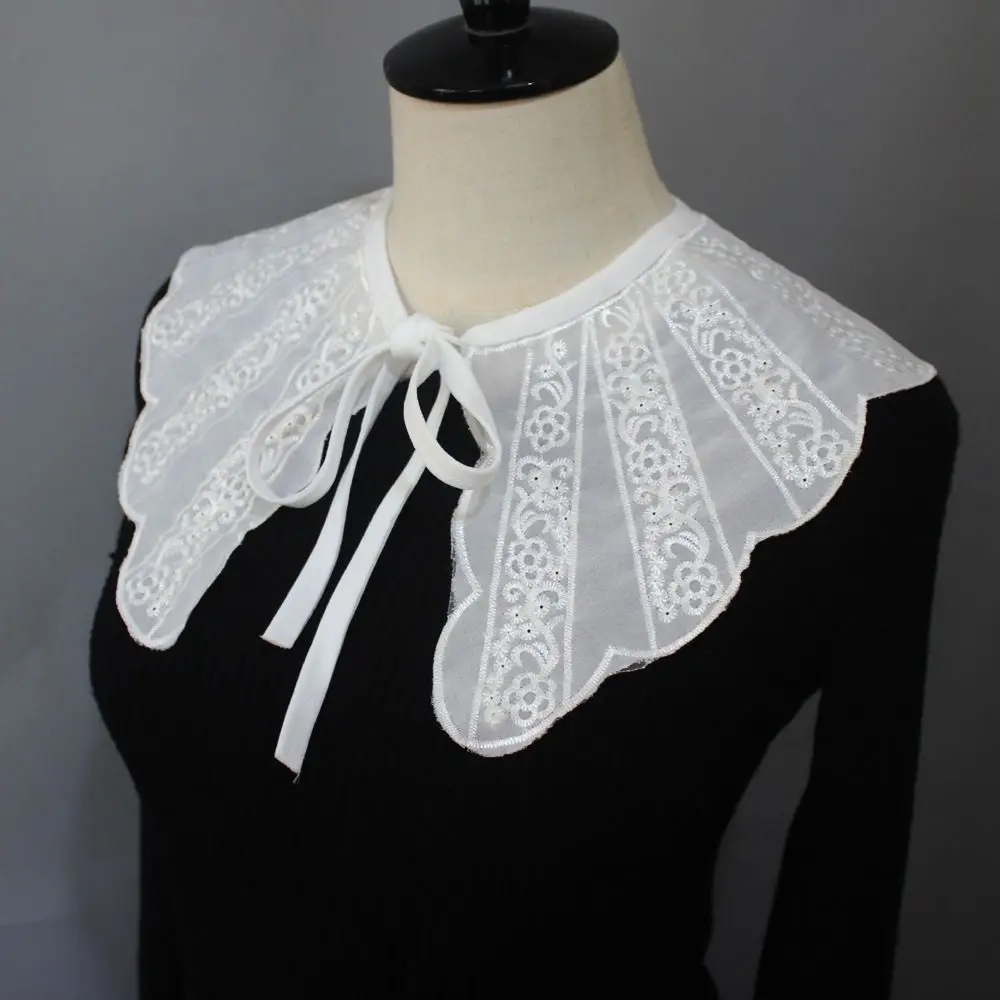 Detalle del diseño hueco y la textura del collar falso