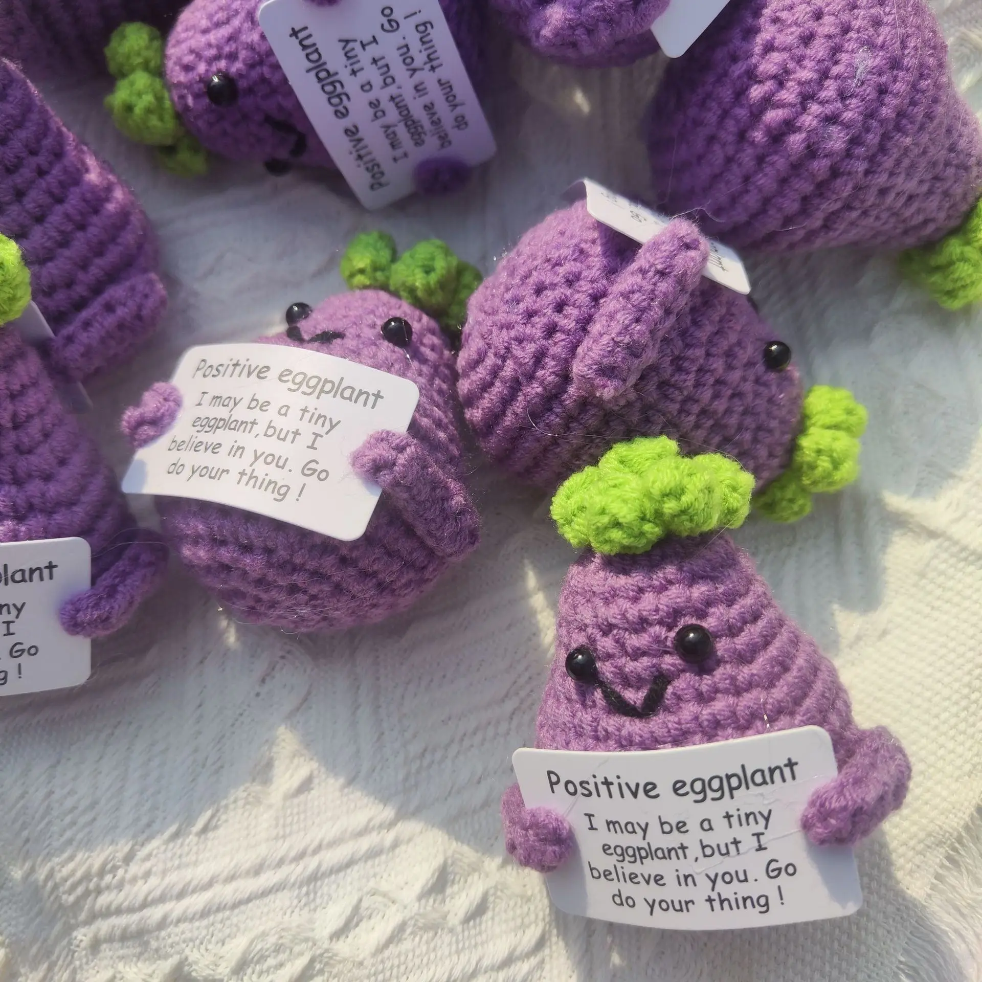 Grupo de figuras crochet decorando una estantería