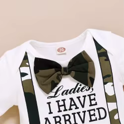 Conjunto mono camuflaje con sombrero para bebé