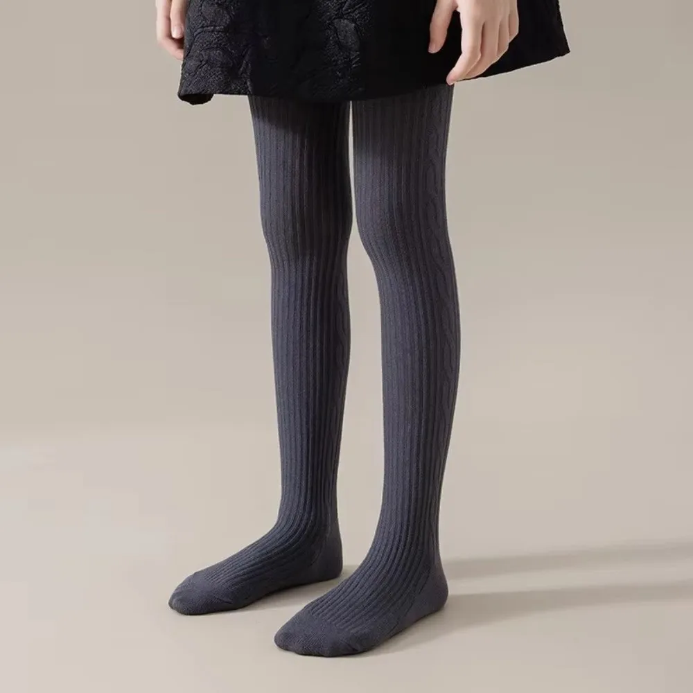 Combinación de calentadores de piernas con vestido