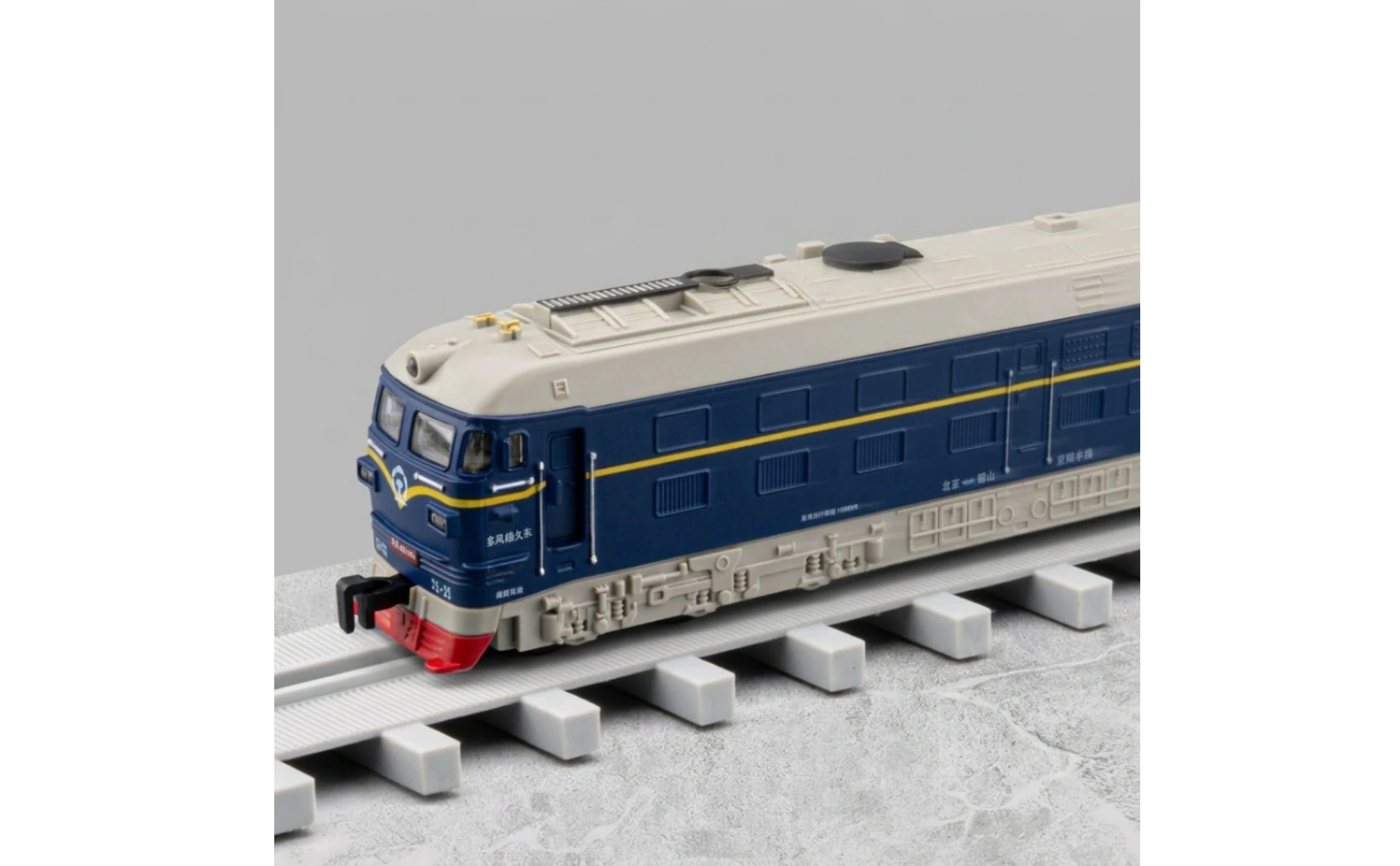 Detalle del acabado del modelo de tren y secciones