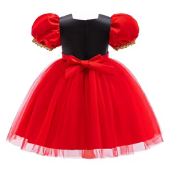 Disfraz de princesa con tutú, mangas abullonadas y corazones rojos