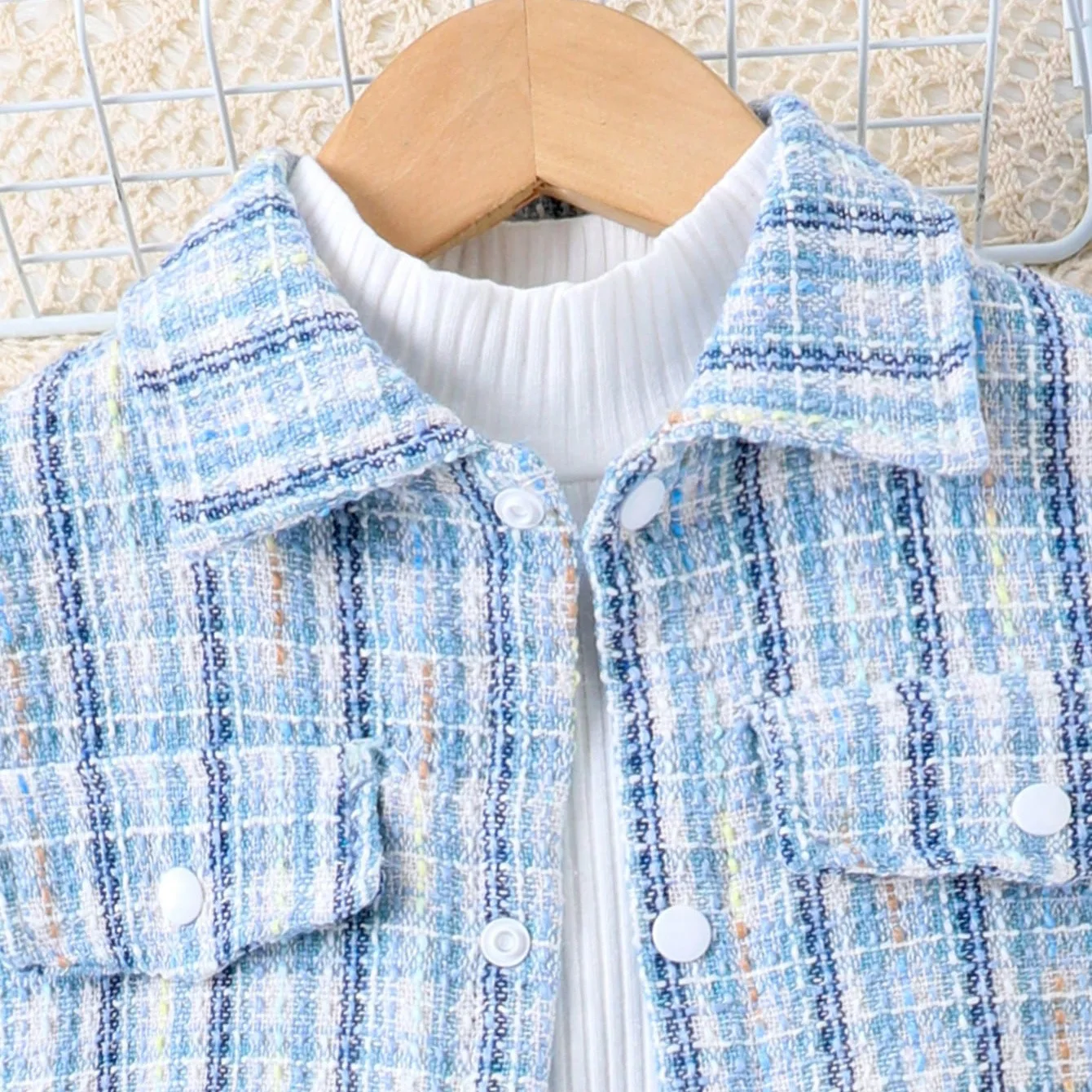 Conjunto de bebé con chaqueta a cuadros, top y falda - imagen 5