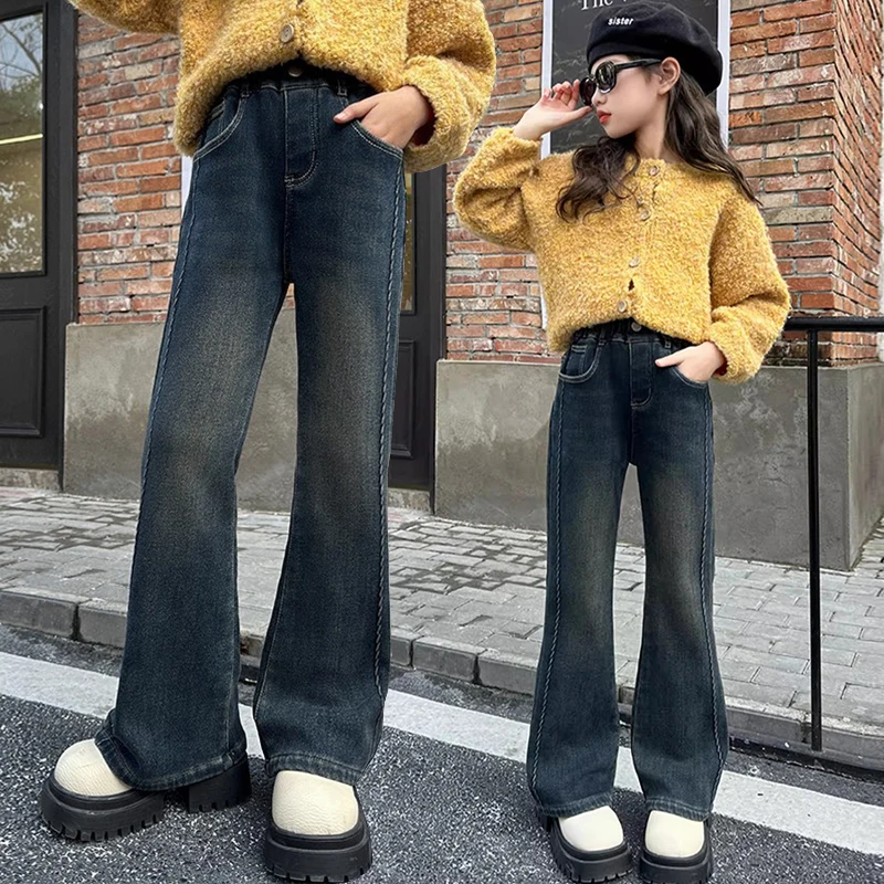 Estilo casual con vaqueros infantiles acampanados