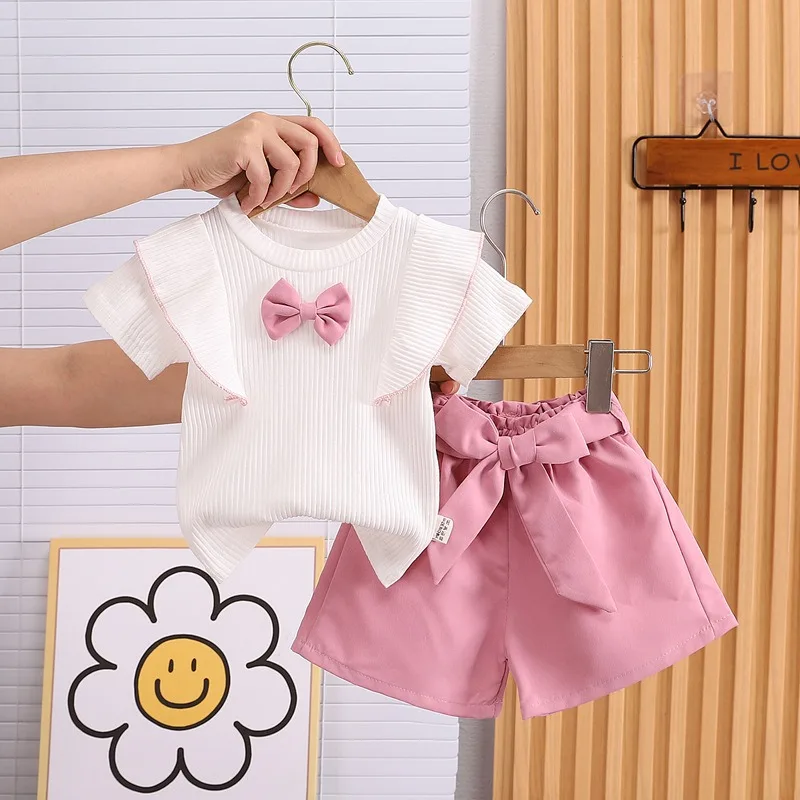 Detalle del pantalón corto y la camiseta
