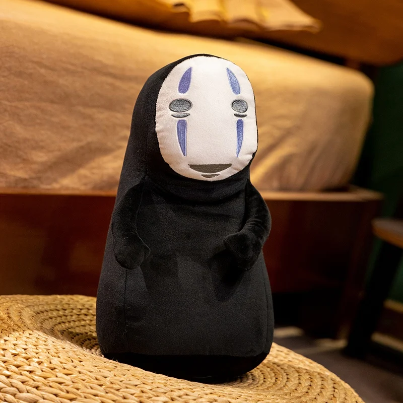 Vista frontal del peluche sin rostro para decoración