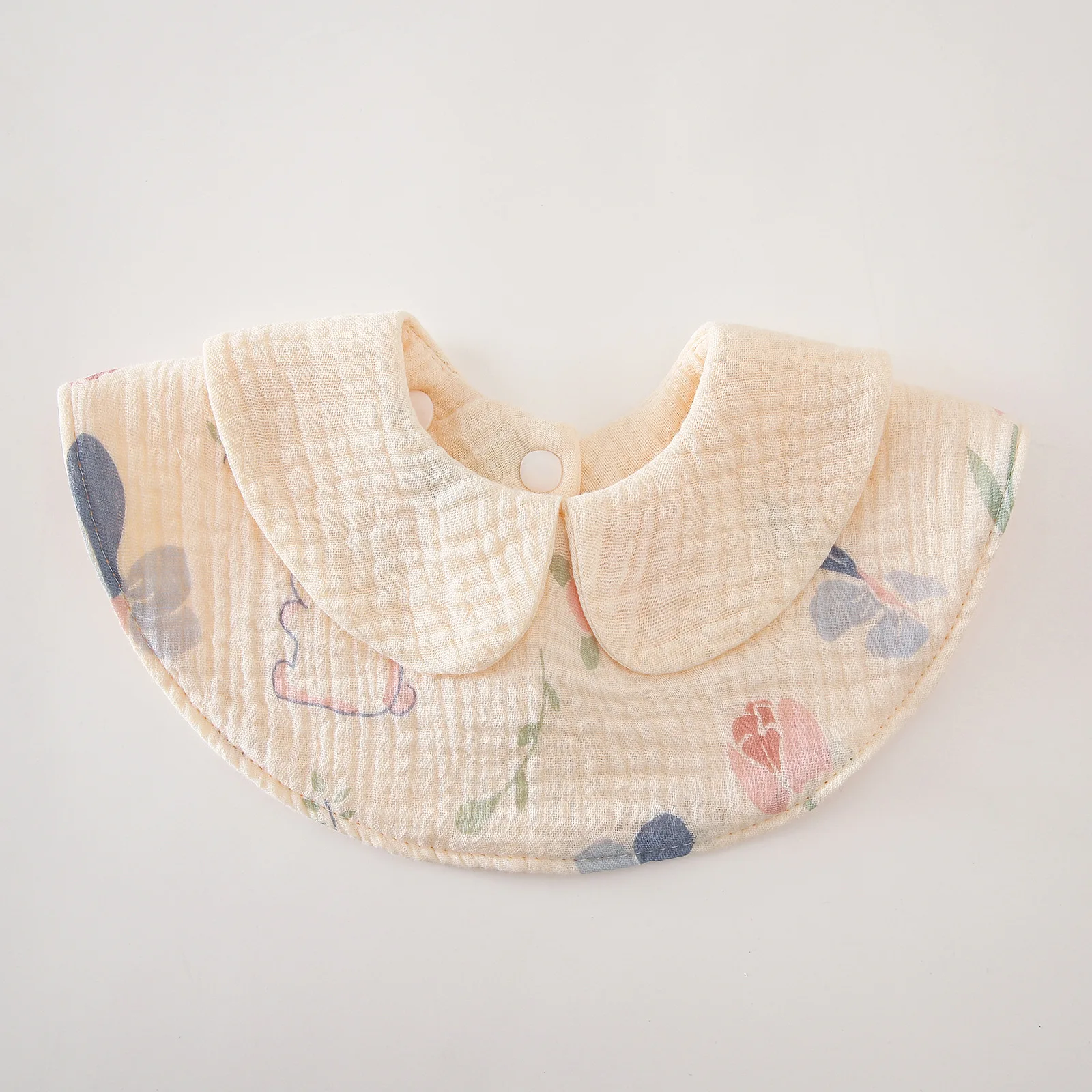 Babero de muselina con cuello estampado