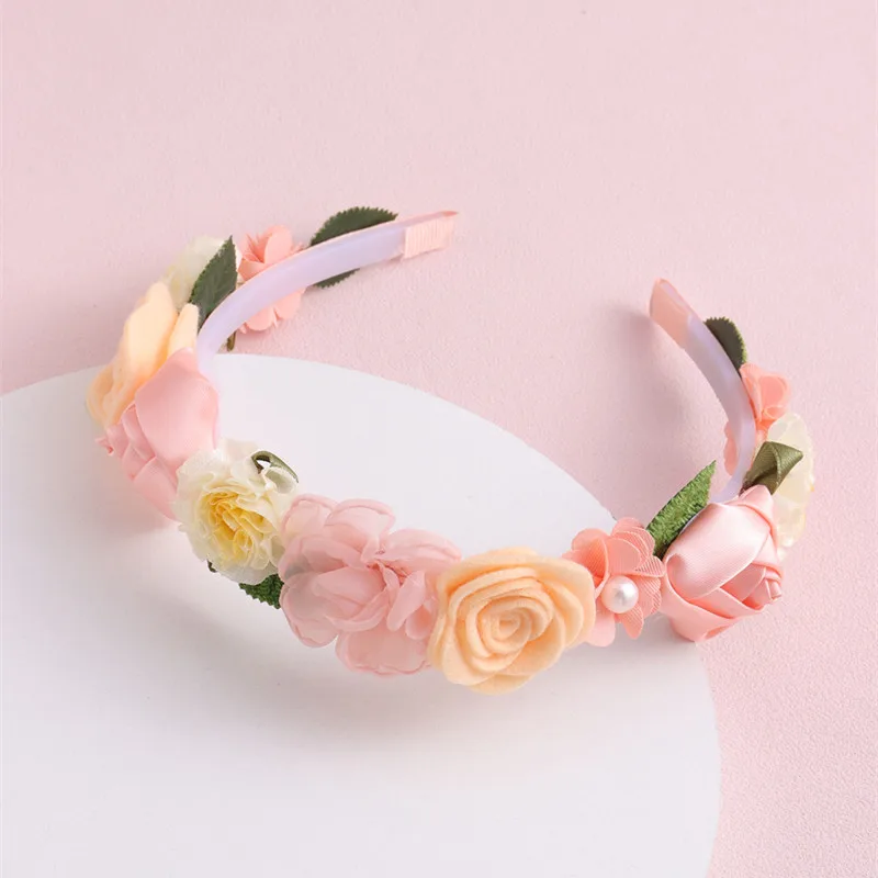 Diadema pastel con detalle de hojas