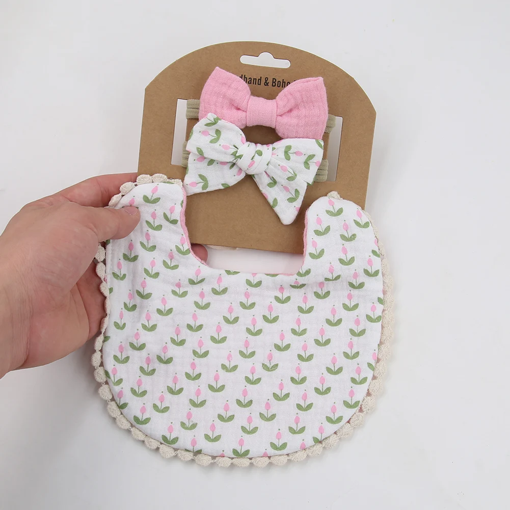 Set baberos florales bebé con diademas, toalla eructo y gorros - imagen 5