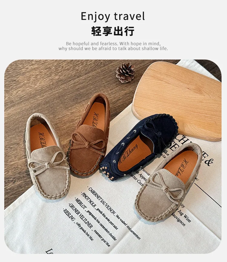 Mocasines de ante visto desde arriba con detalle de costuras