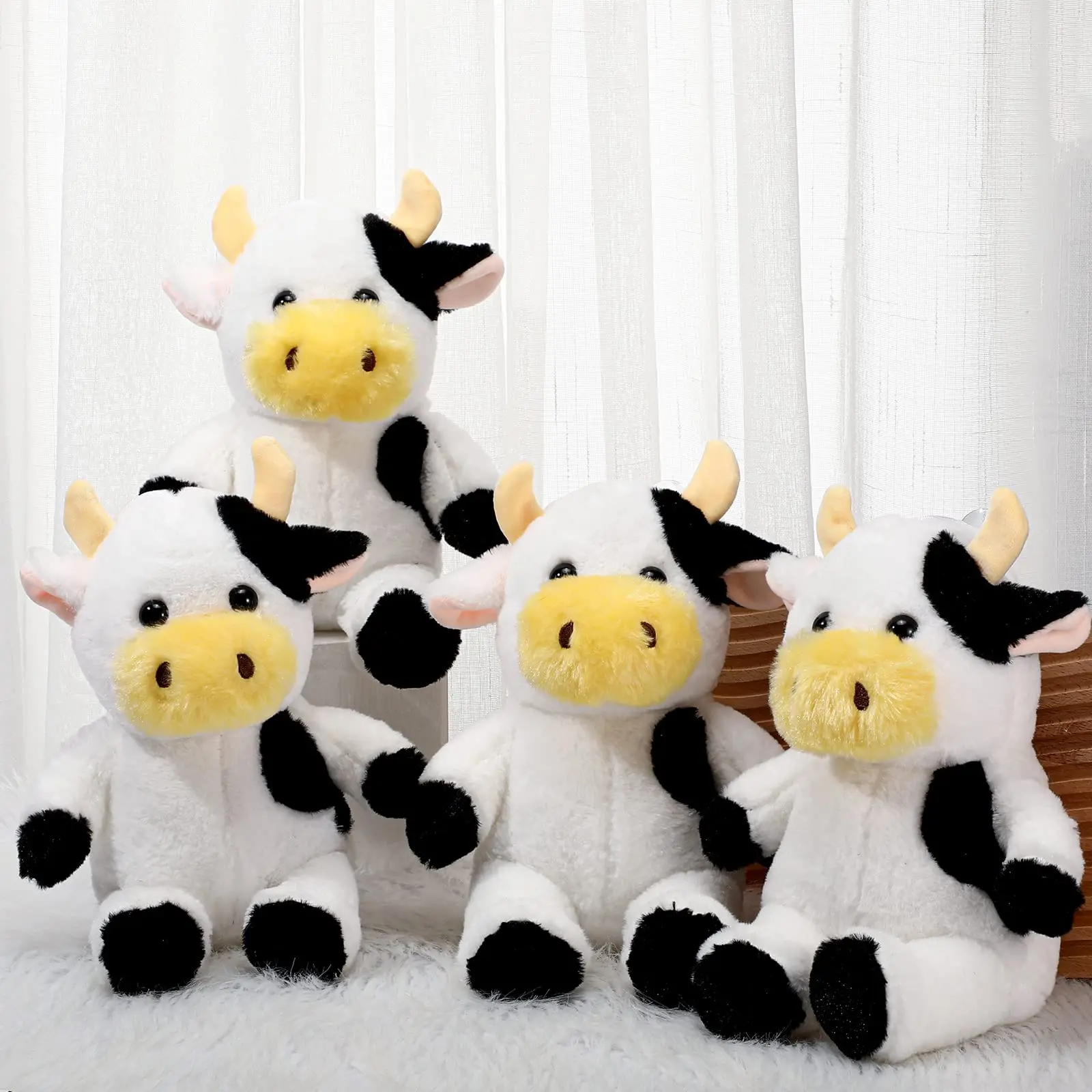 Niño abrazando un peluche de vaca